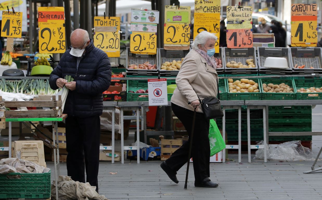 Mercado local em Nice, França (Europa). 2021