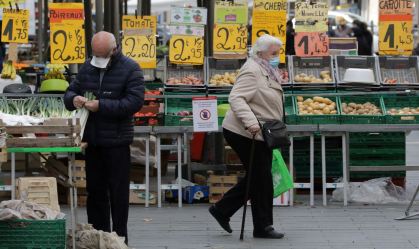 Mercado local em Nice, França (Europa). 2021