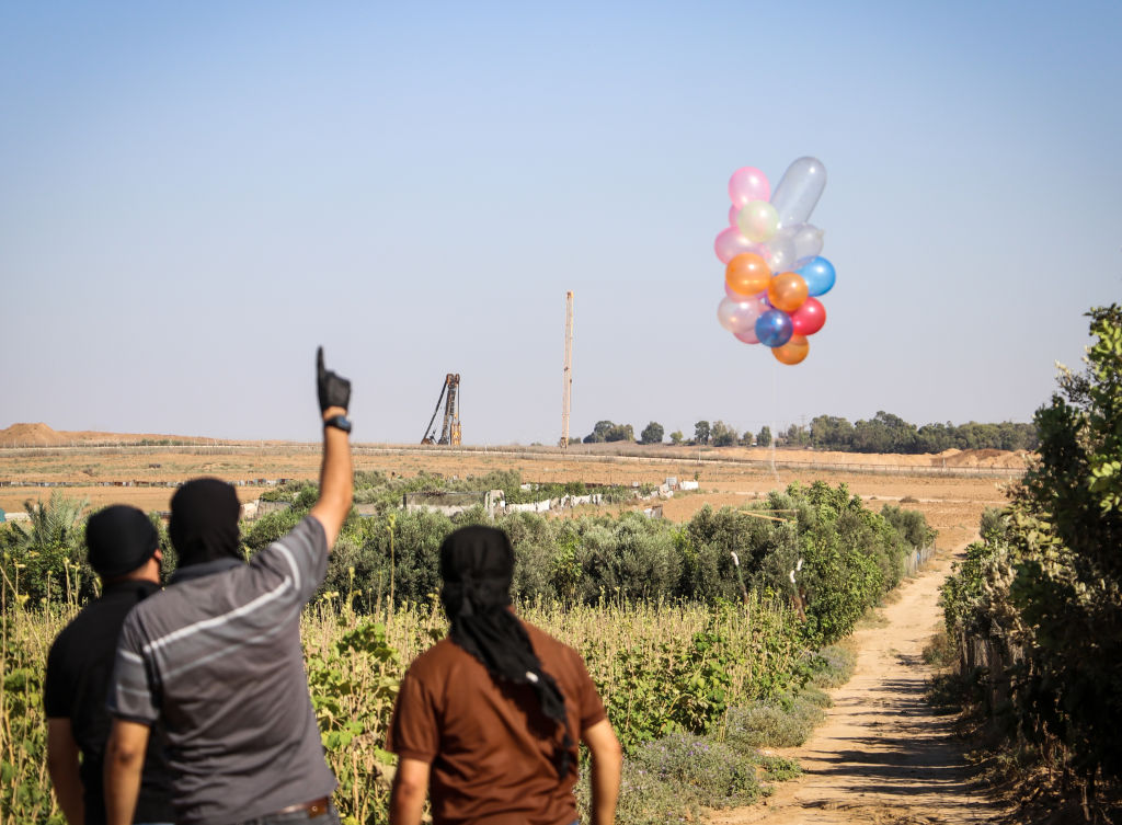 Balões explosivos voam em direção a Israel