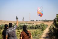 Israel bombardeia instalação do Hamas e alega ameaças de balões incendiários