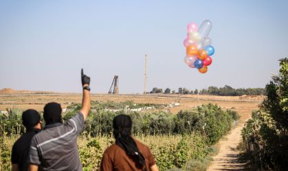 Israel bombardeia instalação do Hamas e alega ameaças de balões incendiários