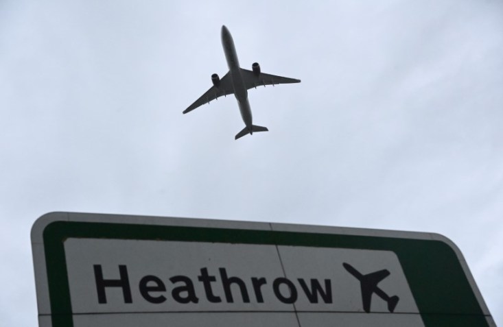 Avião decola do aeroporto de Heathrow, em Londres/ Toby Melville/Reuters