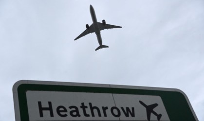 Companhias aéreas cancelam voos após incêndio perto do aeroporto de Londres