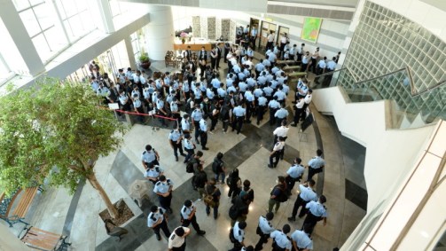 Policiais reunidos na sede do jornal Apple Daily em Hong Kong