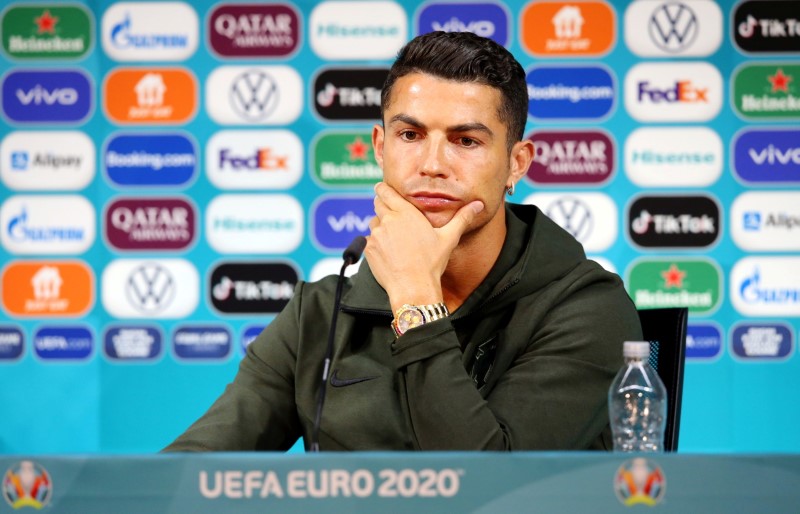 Após jogadores rejeitarem bebidas, Uefa reforçou regras de patrocínio para times