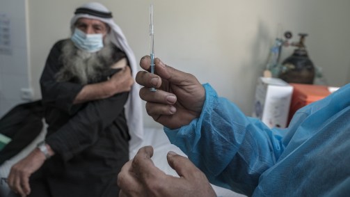 Profissional da Saúde prepara vacina contra Covid-19 na Faixa de Gaza