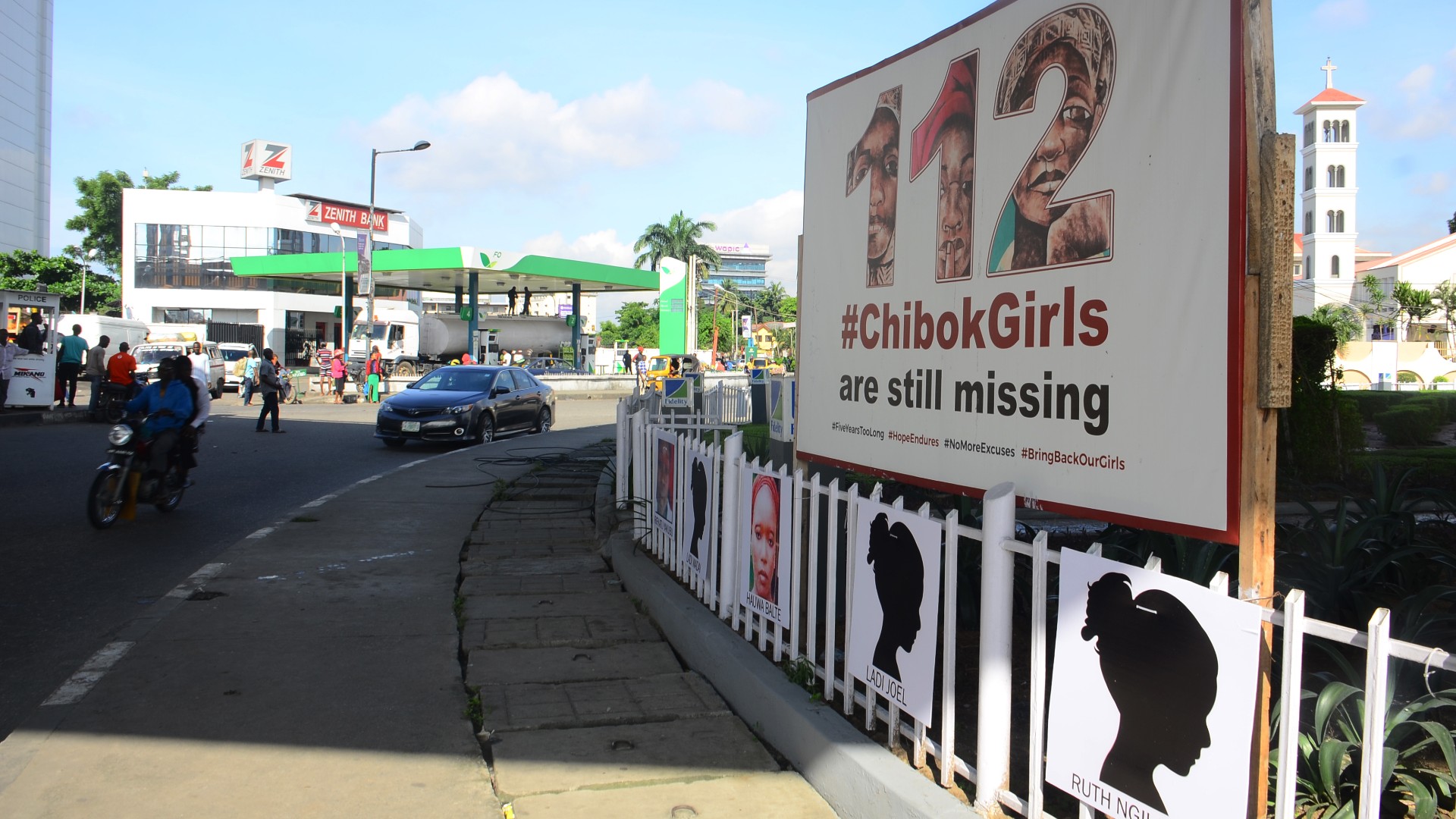 Cartaz em Lagos, na Nigéria, relembra meninas sequestradas pelo Boko Haram