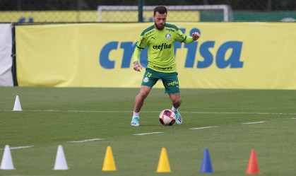 O jogador Lucas Lima, do Palmeiras, durante treinamento, na Academia de Futebol