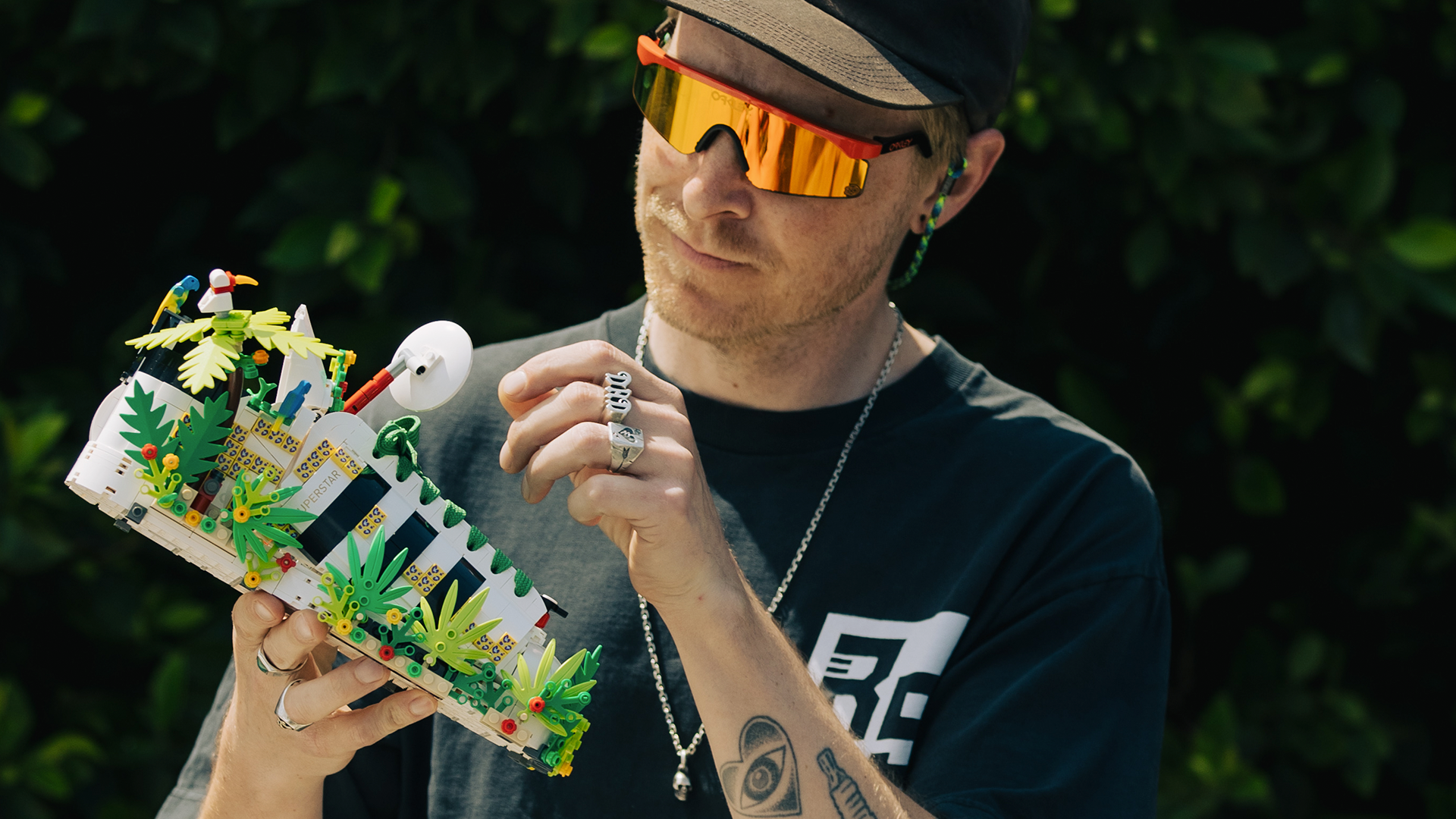 Tênis da Adidas com peças de Lego