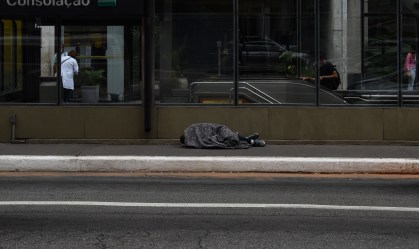 Homem em situação de rua em SP