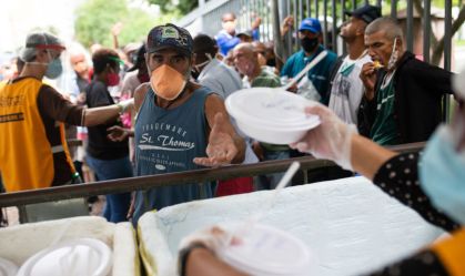 Situação econômica leva moradores de SP a pedir alimentos em postos de saúde