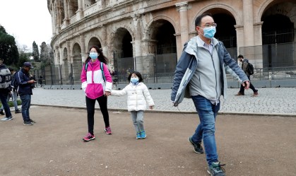 Turistas usam máscaras de proteção em Roma