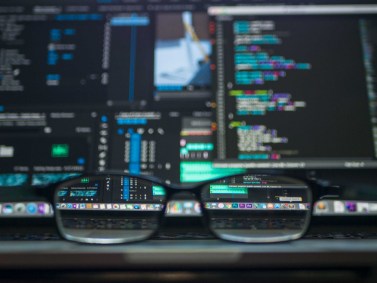 Óculos diante de computador 