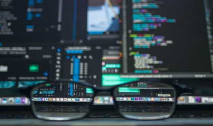 Óculos diante de computador 