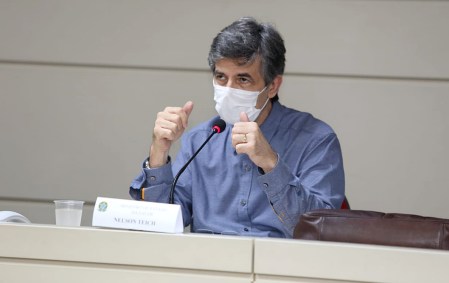 O ministro da Saúde Nelson Teich em reunião