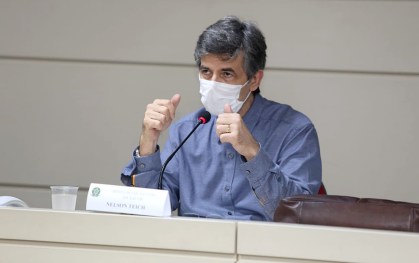 O ministro da Saúde Nelson Teich em reunião
