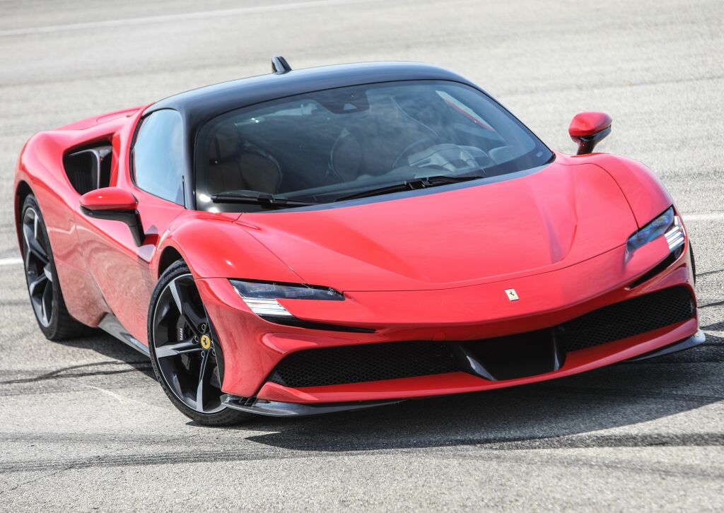 Ferrari SF90 Stradale é um dos modelos híbridos disponíveis para a novo seguro de baterias da Ferrari / Divulgação / Ferrari