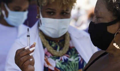 Enfermeira prepara dose de vacina contra o coronavírus