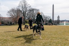Família Biden com os cães Champ e Major