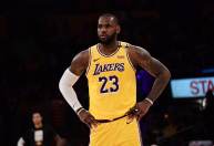 LeBron James descarta aposentadoria e vai jogar sua 21ª temporada na NBA