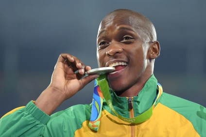 Luvo Manyonga posa com medalha de prata durante Jogos do Rio em 2016
