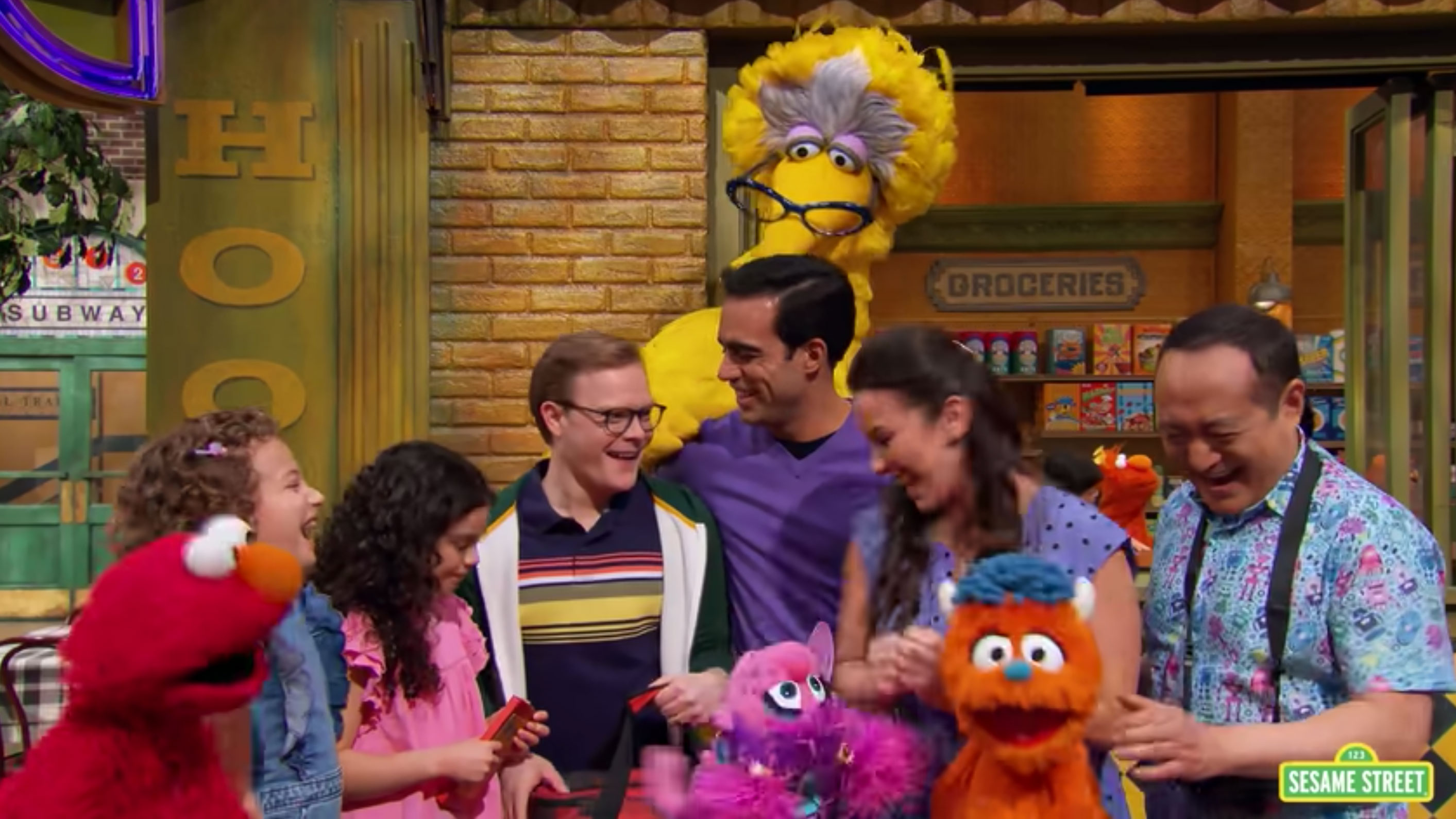 Vila Sésamo apresentou família com dois pais no episódio de Dia da Família