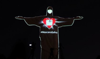 Máscaras viram adorno para monumentos e estátuas Brasil afora
