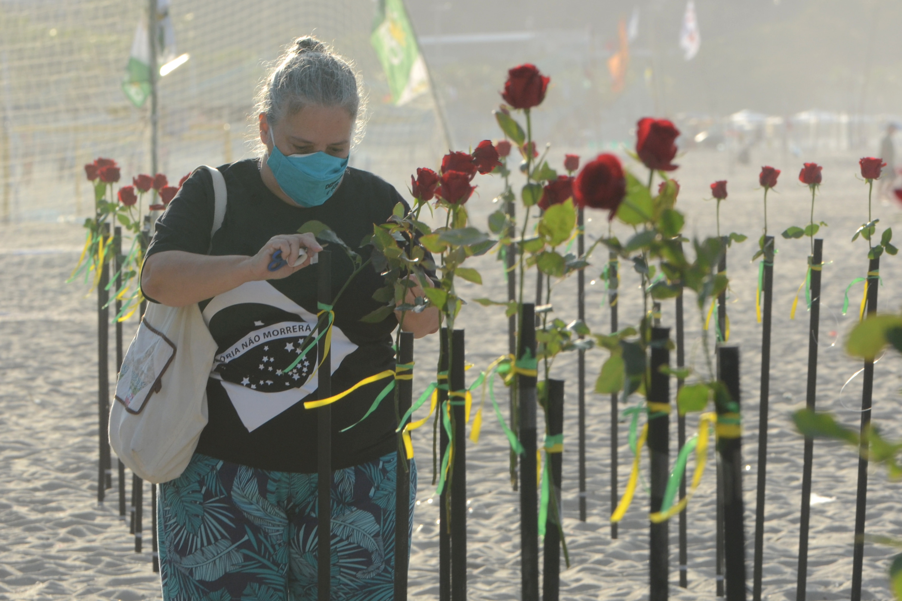 ONG faz protesto no Rio em memória dos mais de 500 mil mortos pela Covid-19 ONG faz protesto no Rio em memória dos mais de 500 mil mortos pela Covid-19