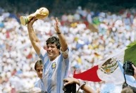 Bola do gol “Mão de Deus” de Maradona deve ser vendida por mais de R$ 15 milhões