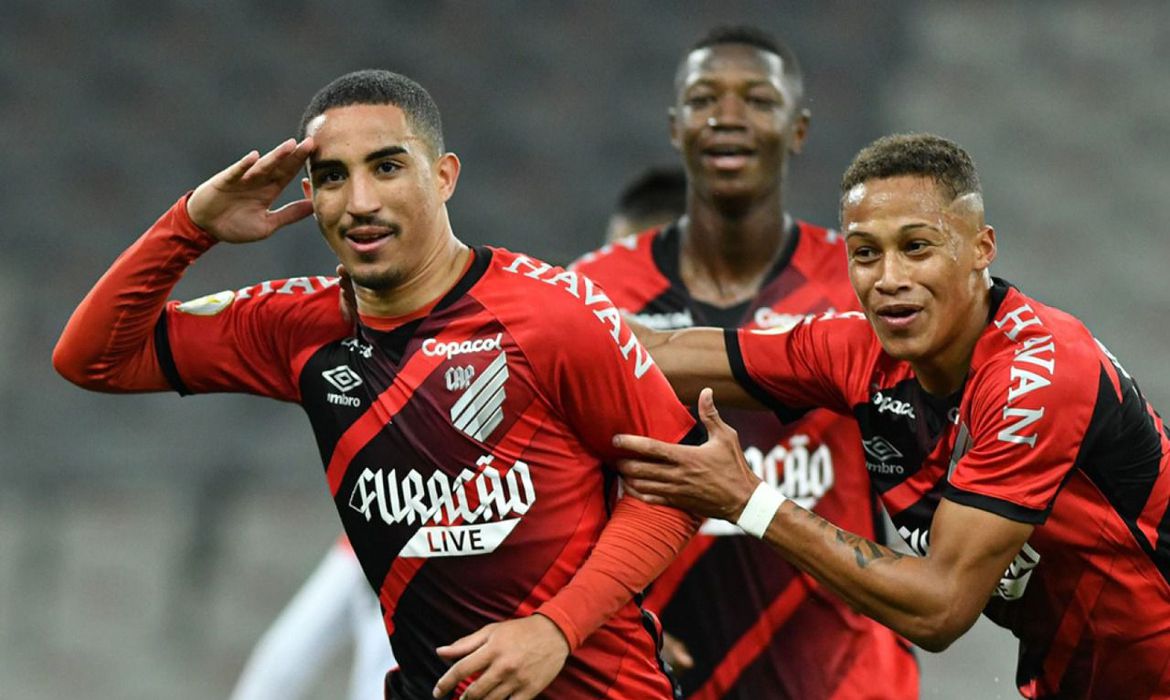 Furacão se beneficia de empate em casa de Fortaleza e Fluminense