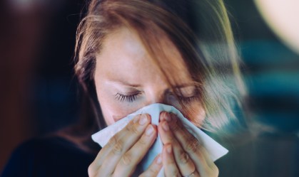 Sintomas de variante originária da Índia parecem de gripe forte, diz estudo