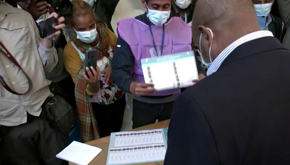 Ex-prisioneiro político, Berhanu Nega é o principal candidato de oposição do pri