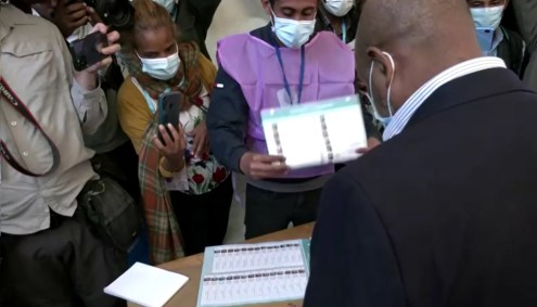 Ex-prisioneiro político, Berhanu Nega é o principal candidato de oposição do pri