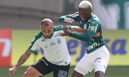 Patrick de Paula (D), disputa bola em jogo contra o América-MG