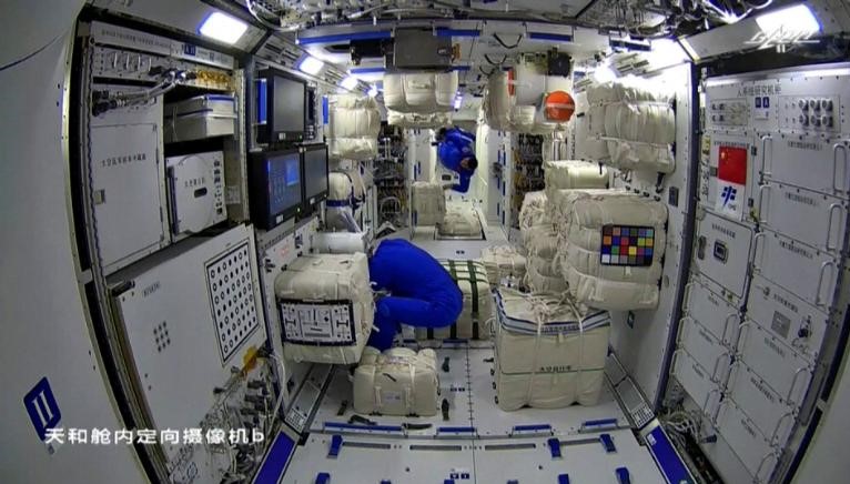 Astronautas chinesas embarcam no módulo principal da estação espacial ainda em construção / Foto: CCTV