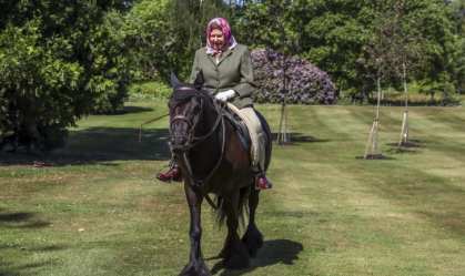 Rainha anda a cavalo no Windsor Home Park