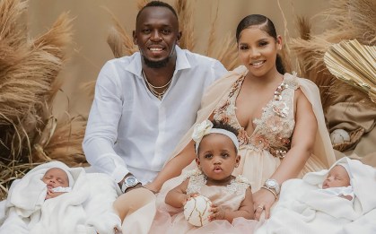 Usain Bolt e sua mulher Kasi Bennett, apresentam os gêmeos Thunder e Saint Leo