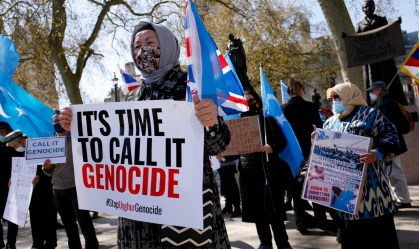 Membros da comunidade uigur protestam em Londres contra a China