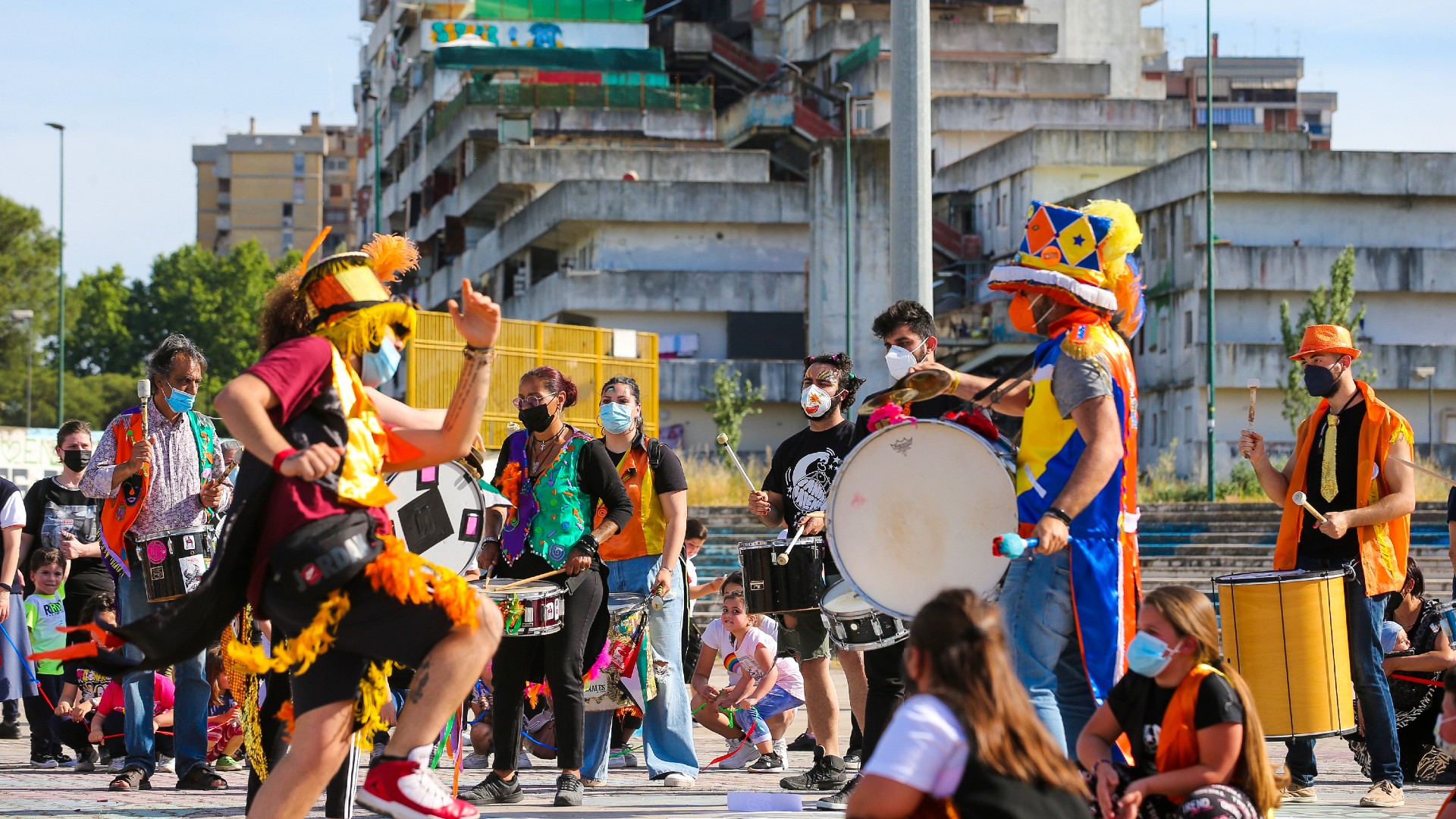 De máscara, italianos participam de flash mob na cidade de Nápoles De máscara, italianos participam de flash mob na cidade de Nápoles