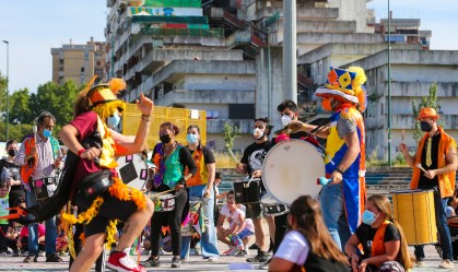 De máscara, italianos participam de flash mob na cidade de Nápoles