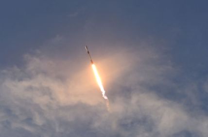 Lançamento do foguete SpaceX Falcon 9, que carrega 60 satélites da Starlink