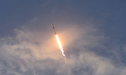 Lançamento do foguete SpaceX Falcon 9, que carrega 60 satélites da Starlink