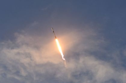 Lançamento do foguete SpaceX Falcon 9, que carrega 60 satélites da Starlink
