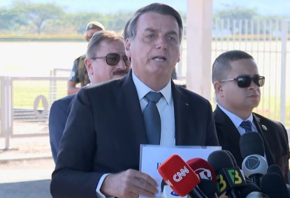 Presidente Jair Bolsonaro na saída do Palácio do Alvorada