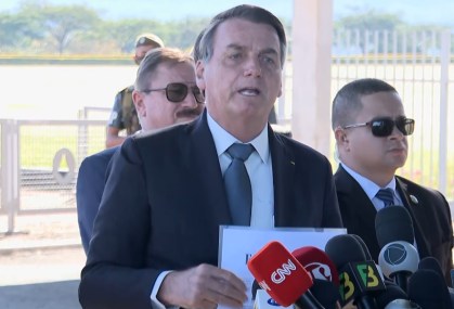 Presidente Jair Bolsonaro na saída do Palácio do Alvorada