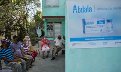 Idosos aguardam na fila para receber a candidata a vacina Abdala em Cuba