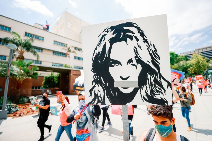 Protesto do movimento Free Britney, em 27 de abril de 2021, em frente ao Tribunal de Los Angeles, durante audiência sobre a tutela de Spears / Foto: Matt Winkelmeyer/Getty Images