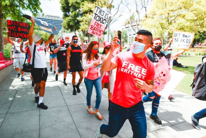 Protesto do movimento Free Britney, em 27 de abril de 2021, em frente ao Tribunal de Los Angeles, durante audiência sobre a tutela de Spears / Foto: Matt Winkelmeyer/Getty Images