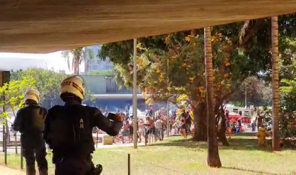 Indígenas e policiais entram em confronto em frente à Câmara dos Deputados