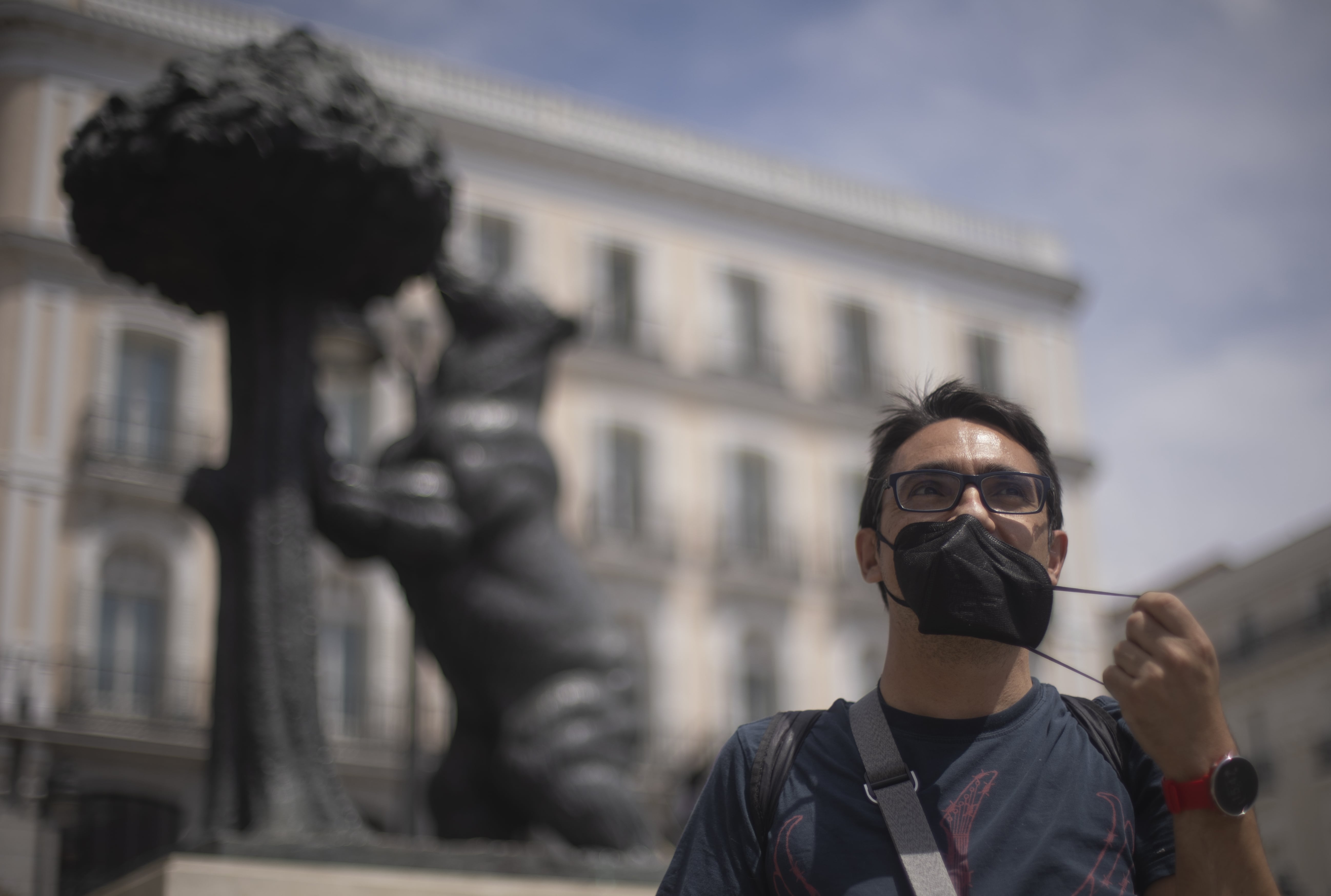 Homem tira máscara em Madrid, na Espanha